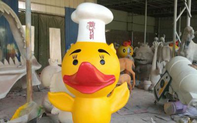 商場(chǎng)門(mén)口帶廚師帽的玻璃鋼彩繪鴨子雕塑
