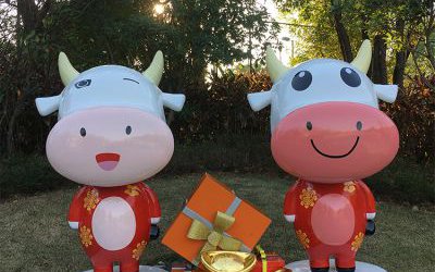 商場創意玻璃鋼卡通彩繪奶牛雕塑