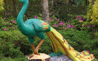 公園里一只悠閑自得的玻璃鋼彩繪孔雀雕塑