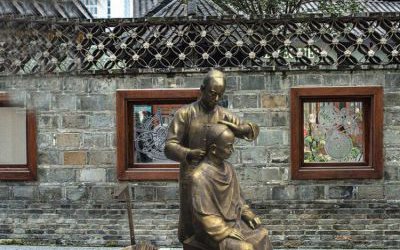 景區玻璃鋼仿銅古代人物剃頭理發雕塑