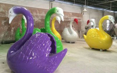 游樂場大型玻璃鋼卡通彩繪天鵝雕塑