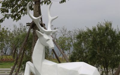 戶外公園臥著的玻璃鋼幾何梅花鹿雕塑