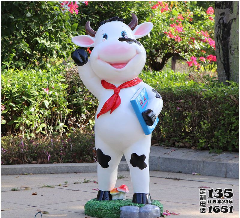 公園玻璃鋼卡通拿書(shū)的小奶牛雕塑