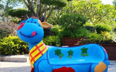 兒童樂園擺放玻璃鋼卡通藍(lán)色奶牛動(dòng)物休閑座椅雕塑裝飾擺件