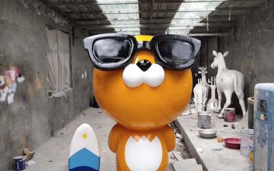 商場(chǎng)卡通樂園戴墨鏡彩繪玻璃鋼貓公仔雕塑