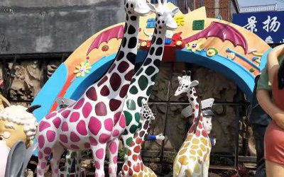 玻璃鋼彩繪卡通動(dòng)物游樂場長頸鹿雕塑