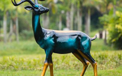 戶外大型仿真動(dòng)物景觀玻璃鋼彩繪梅花鹿雕塑