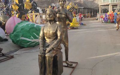 城市街道玻璃鋼仿銅園林戶外梳頭的人物雕塑