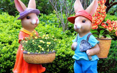 公園草坪玻璃鋼勞動(dòng)的卡通兔子雕塑