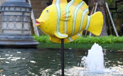 噴泉池塘中玻璃鋼卡通魚雕塑