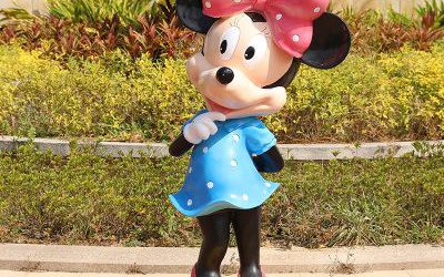 景區一只穿藍色裙子玻璃鋼彩繪米老鼠米妮雕塑