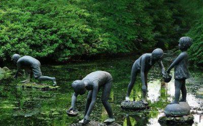 戶外池塘玻璃鋼仿銅水中嬉戲的兒童雕塑