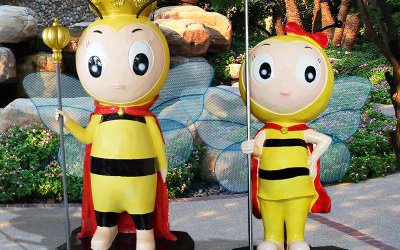 游樂場擺放卡通國王衛士玻璃鋼蜜蜂雕塑