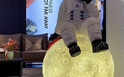 玻璃鋼發光球宇航員雕塑